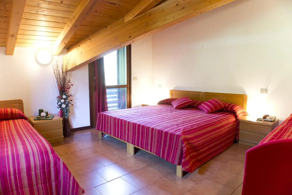 Camera Quadrupla con travi in legno a vista, Park Hotel Bellevue