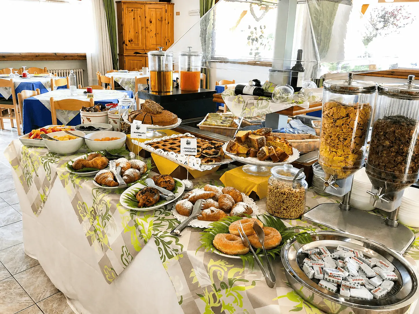 Il buffet dolce della colazione, con torte fatte in casa e cornetti