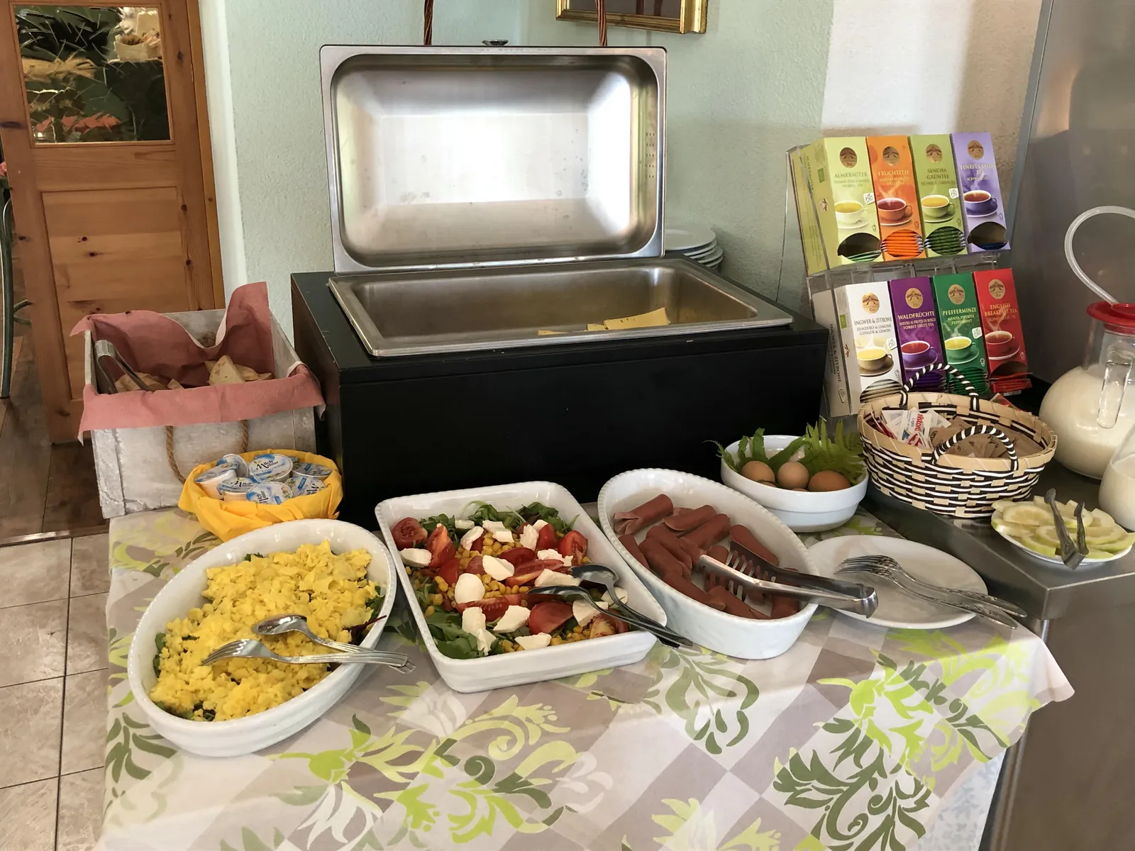 Il buffet salato della colazione, con uova, salumi e verdure