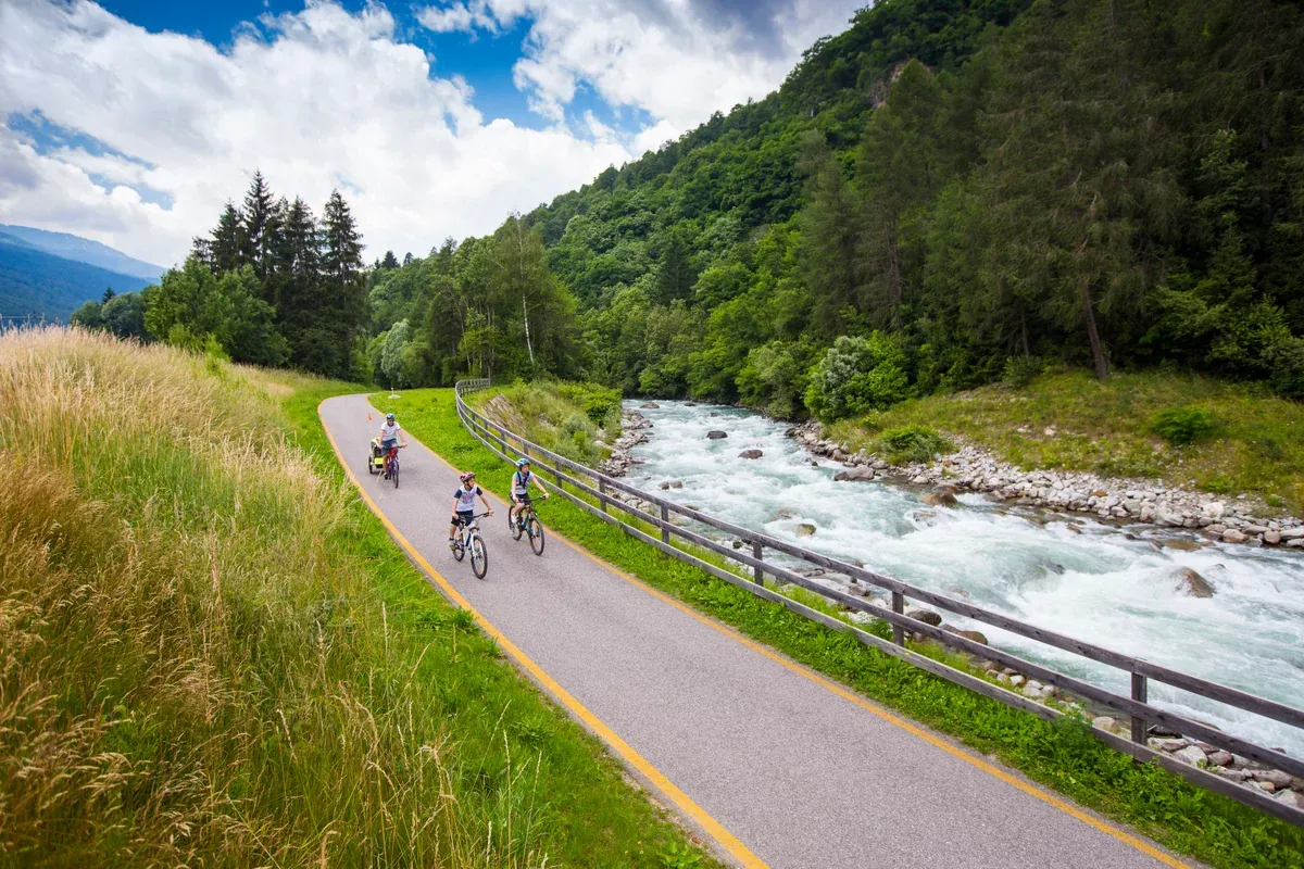 La ciclabile della Val di Sole lungo il fiume Noce, tra i boschi