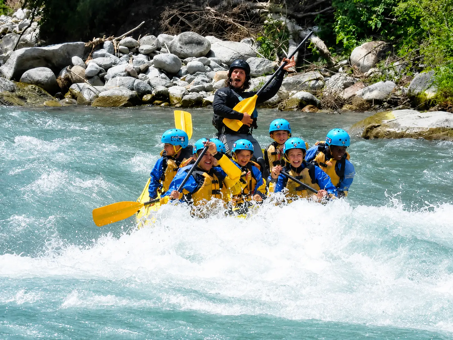 Un gruppo in rafting sul fiume Noce con Trentino Wild