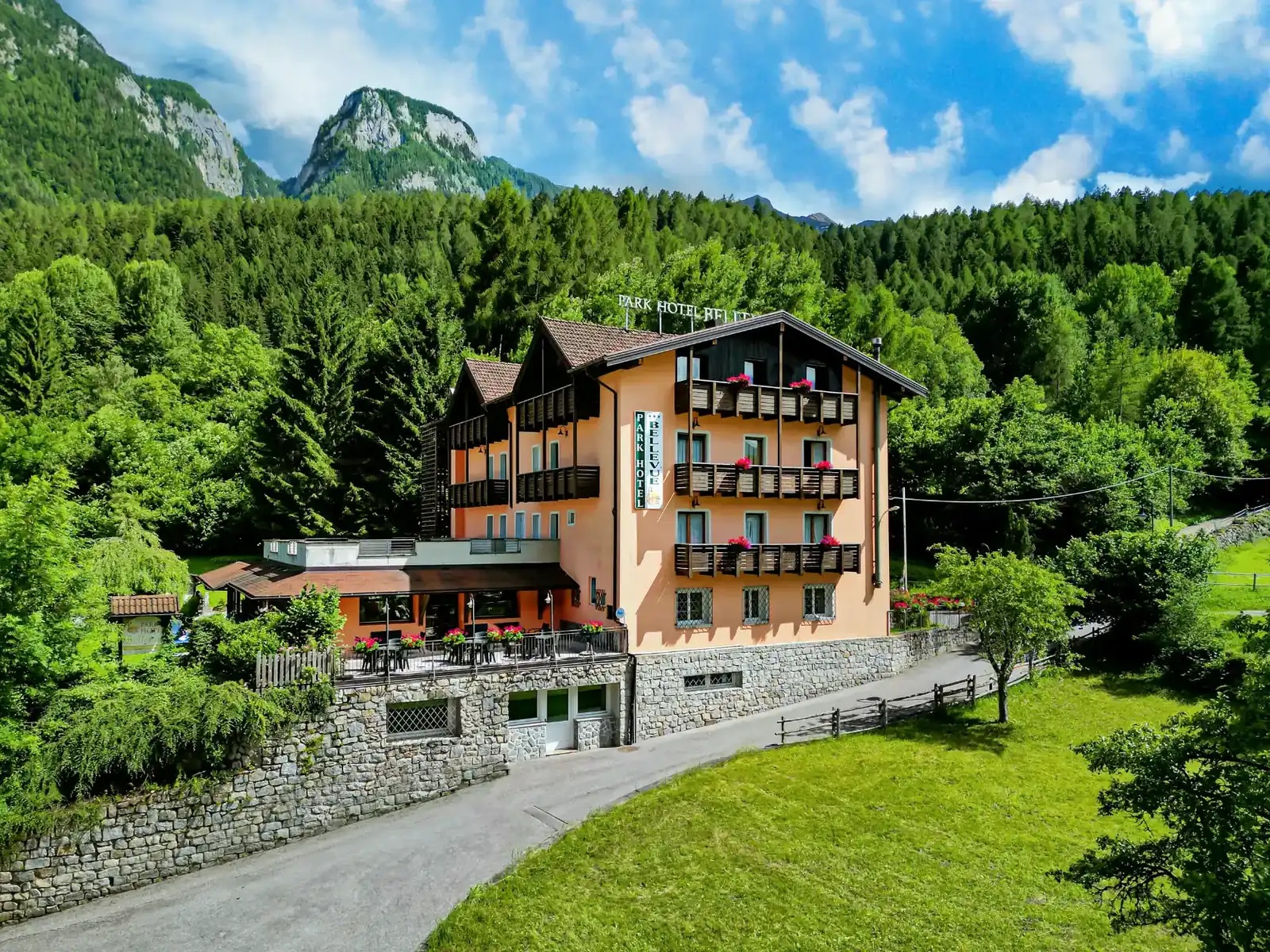 Il Park Hotel Bellevue con la neve, a Carciato di Dimaro Folgarida in Val di Sole