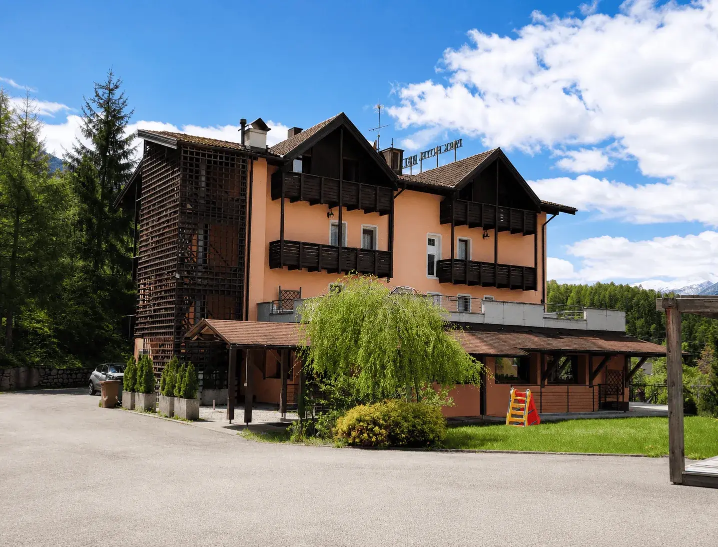 Facciata estiva del Park Hotel Bellevue a Carciato di Dimaro Folgarida