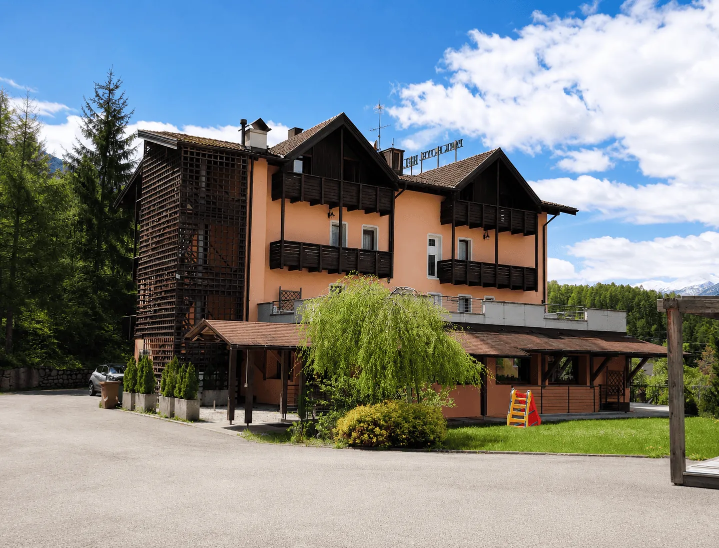 La facciata del Park Hotel Bellevue vista dal parcheggio
