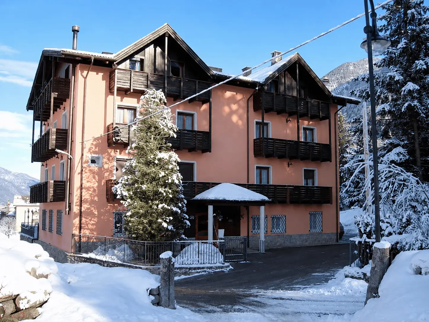 Il Park Hotel Bellevue innevato in inverno