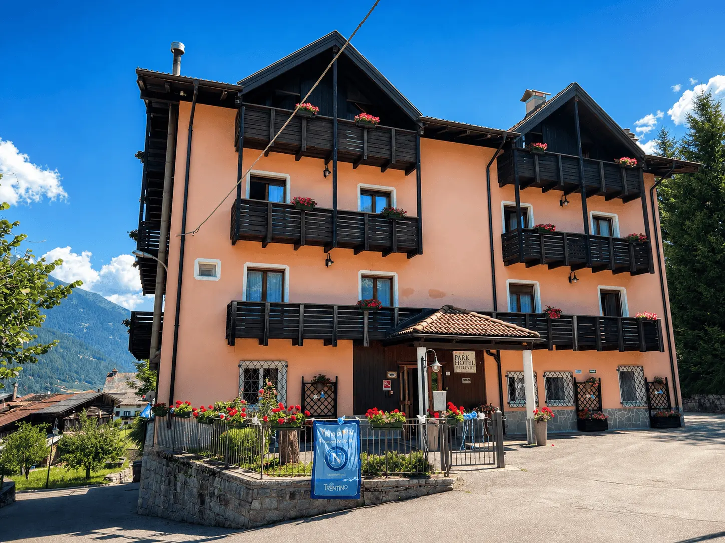 Facciata estiva del Park Hotel Bellevue a Carciato di Dimaro Folgarida