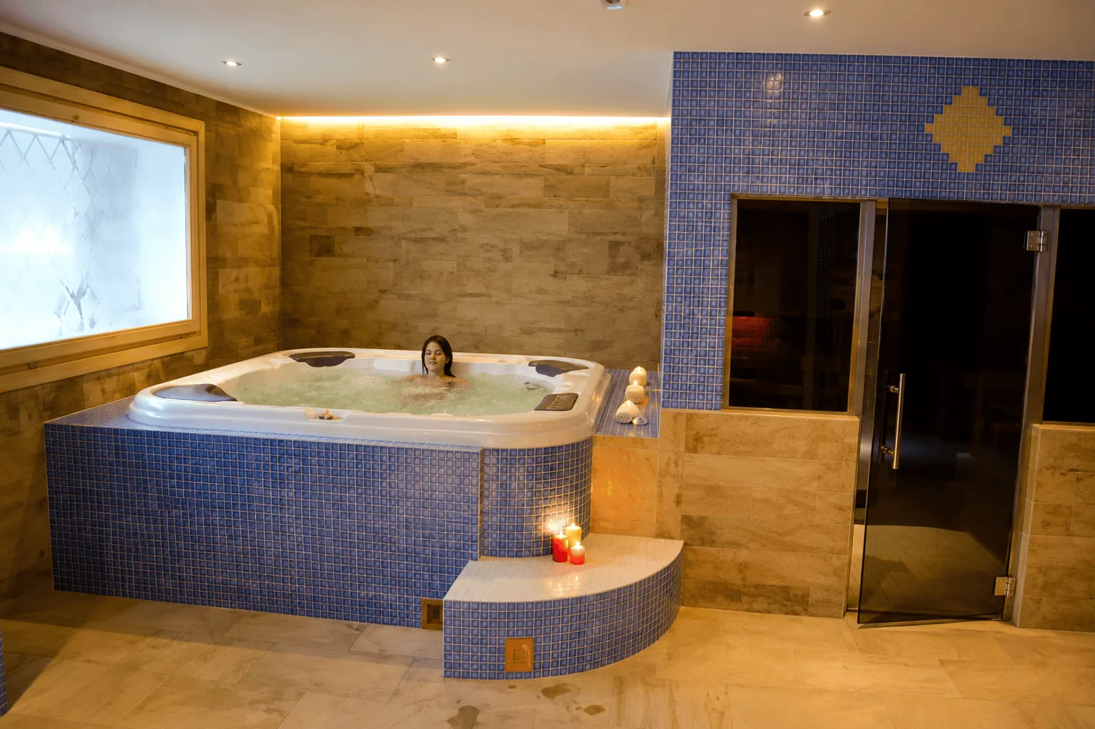 La vasca idromassaggio del centro benessere del Park Hotel Bellevue