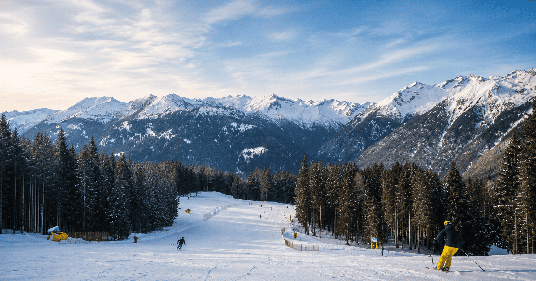 Il paese di Dimaro visto dall'alto, tra i boschi e le montagne della Val di Sole
